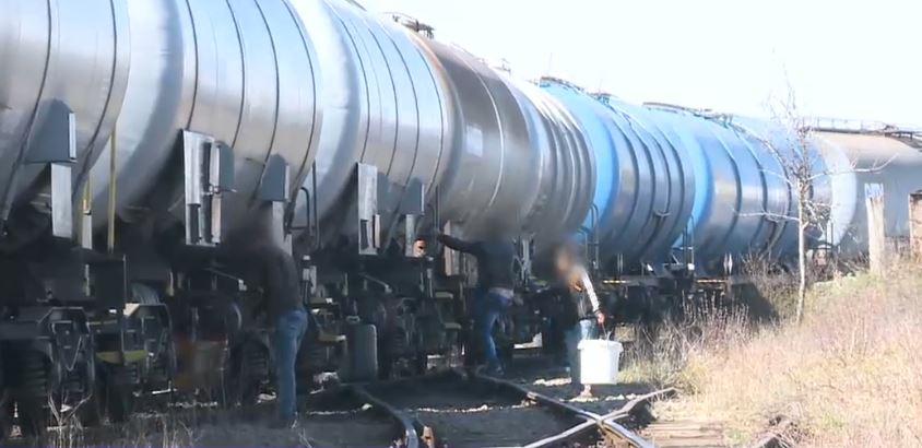 Rețea de 25 de persoane, destructurată la Brașov: furau motorină din utilajele pentru modernizarea căii ferate