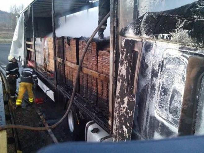 incendiu camion Piatra Craiului pompieri (1)