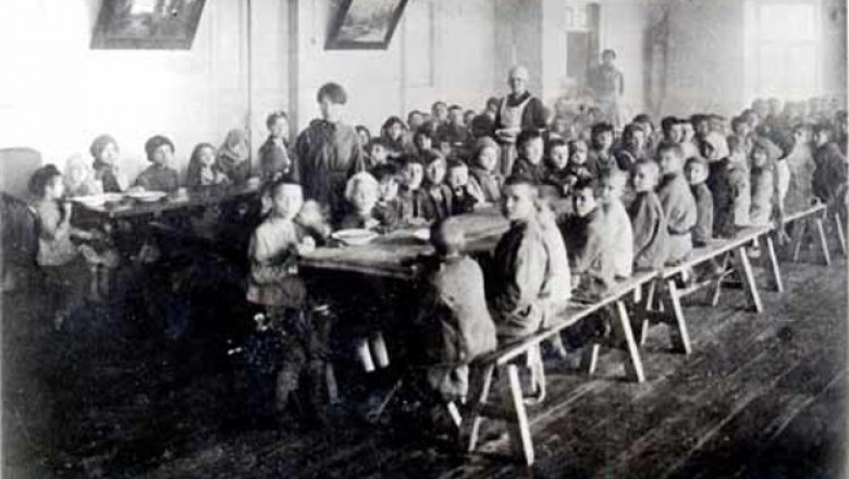 Famine 1921_22 Katerynoslav feeding starving children