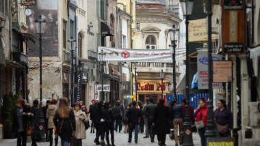 oameni in centrul vechi din bucuresti