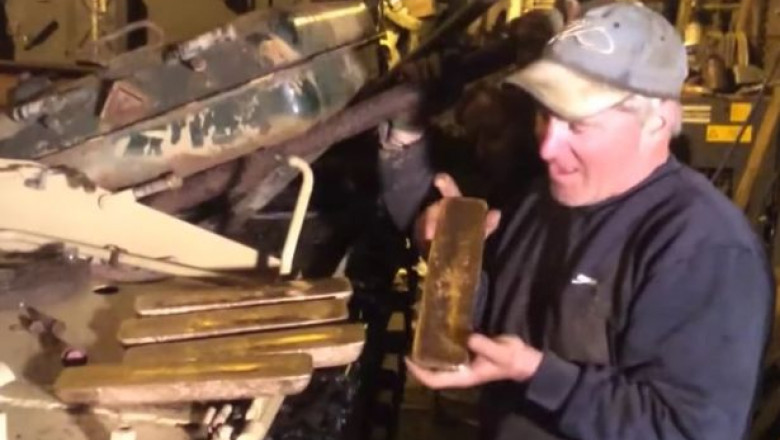 Tank-restorers-find-£2m-in-gold-bars-inside-millitary-vehicle