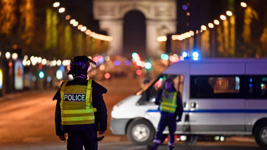 politisti francezi pe Champs Elysees