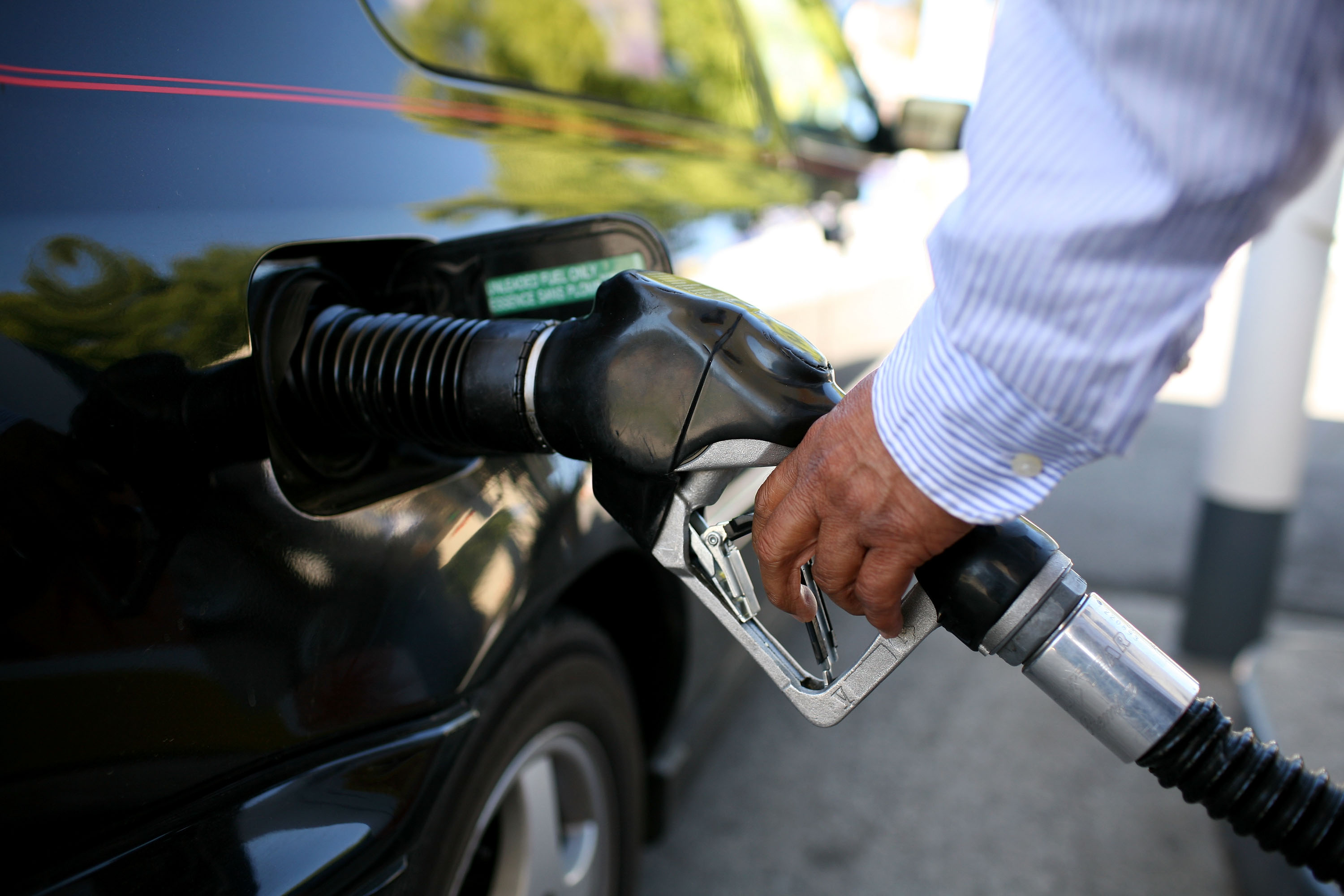 Benzina s-a scumpit cu un leu în 2023. Cum ar putea evolua prețul la pompă în următoarea perioadă