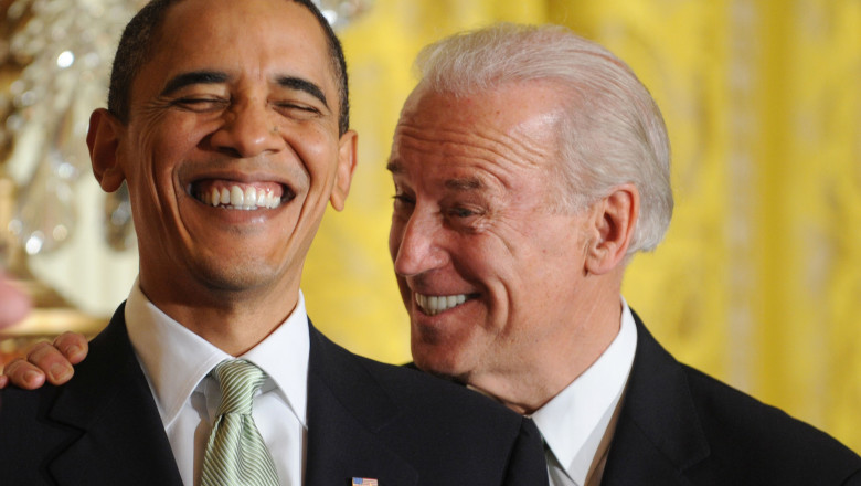 Barack Obama si Joe Biden, in timpul unui eveniment politic la Casa Alba