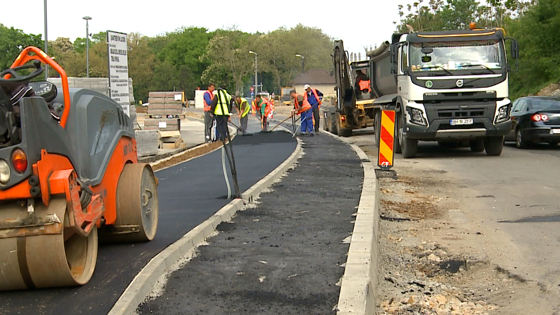 Primăria unui mare oraș din România, obligată de instanță să asfalteze și să pună trotuare. Reclamanta a primit și „despăgubiri morale”