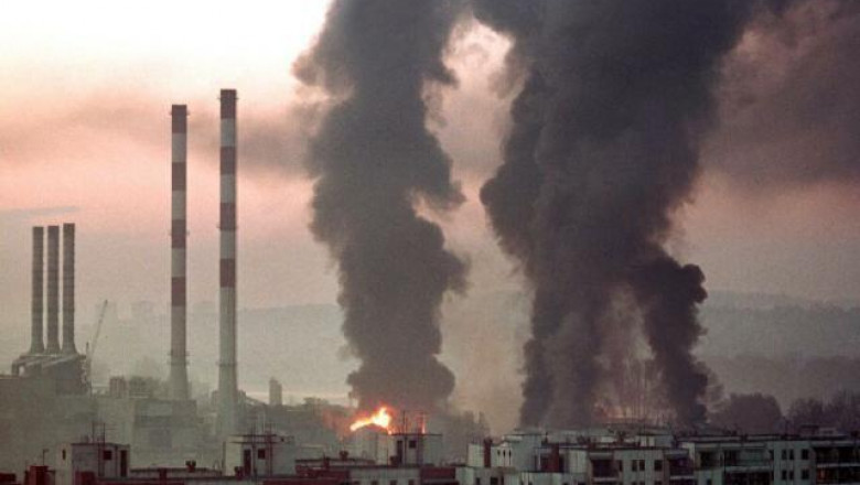 Fabrică bombardată din Belgrad. Sursă foto: Agenția Tanjug
