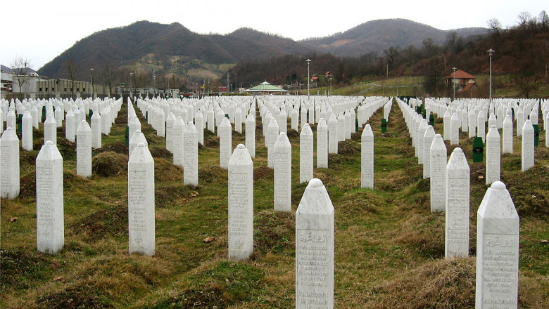 1200px-Srebrenica_massacre_memorial_gravestones_2009_1