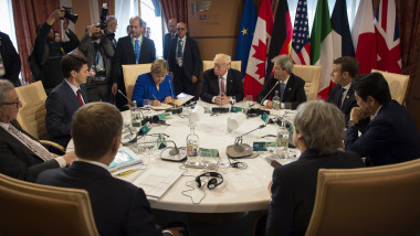 Liderii G7 la masa rotundă