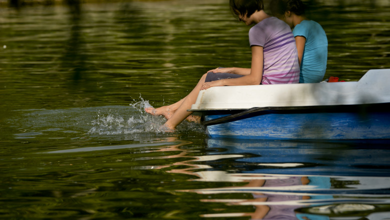 copii in parc vara caldura barca cismigiu
