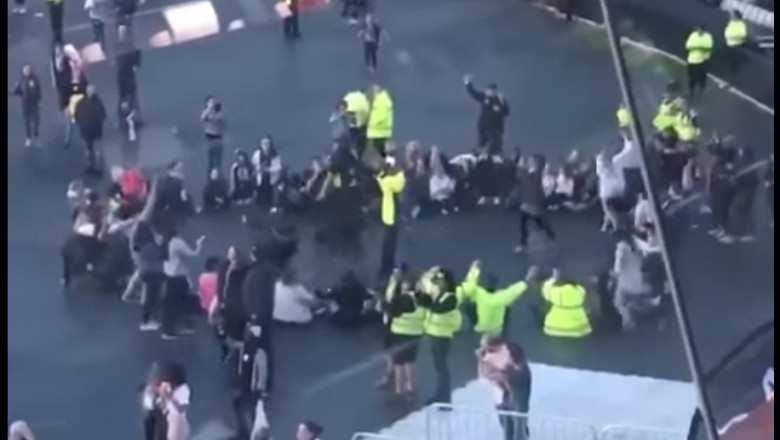 politisti danseaza manchester
