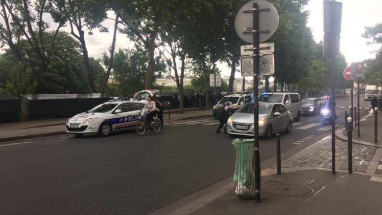 focuri de arma la notre dame in paris