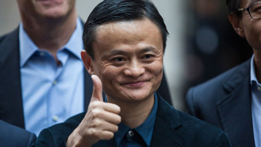 Milliardarul chinez Jack Ma rade și face semn cu degetul ca totul este bine