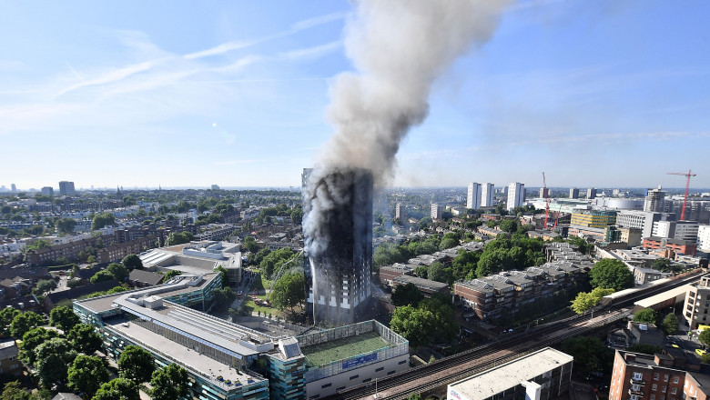 LONDON, ENGLAND - JUNE 14: Smoke rises from the building after a huge fire engulfed the 24 story Grenfell Tower in Latimer Road, West London in the early hours of this morning on June 14, 2017 in London, England. The Mayor of London, Sadiq Khan, has declared the fire a major incident as more than 200 firefighters are still tackling the blaze while at least 50 people are receiving hospital treatment. (Photo by Leon Neal/Getty Images)