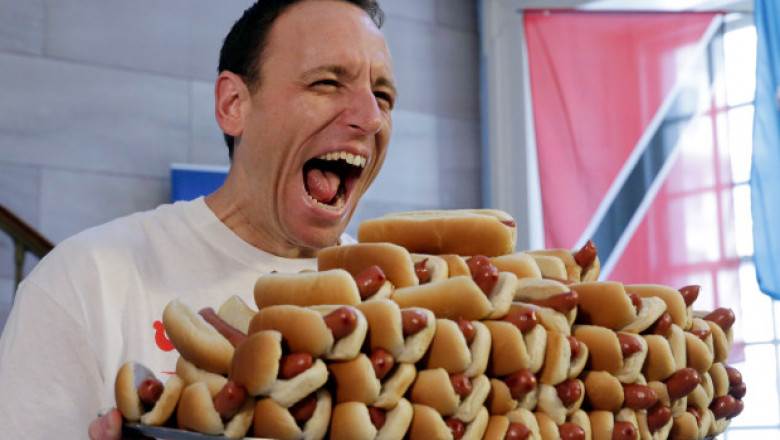 Person in charge hope salad Record. Un american a mâncat 72 de hotdogi în 10 minute | Digi24