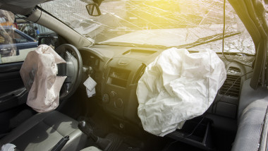shutterstock accident airbag parbriz spart