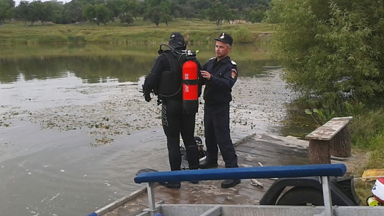 Tragedie la pescuit. Un bărbat s-a înecat, iar un altul este dat dispărut. Scafandrii îl caută