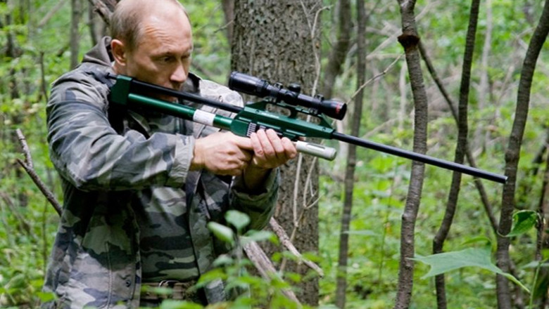 Vladimir_Putin_Amur_tiger_August_2008-1