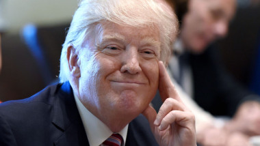 Donald Trump cu mâna pe obraz