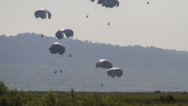 lansare parașutiști în cadrul exercițiului militar NATO Saber Guardian Romania