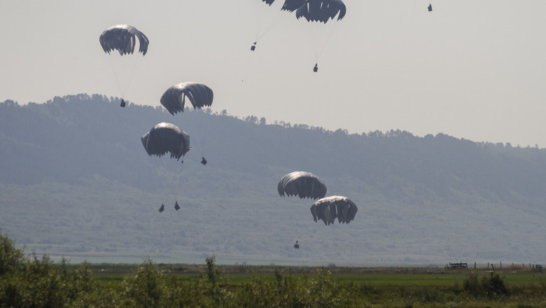 lansare parașutiști în cadrul exercițiului militar NATO Saber Guardian Romania