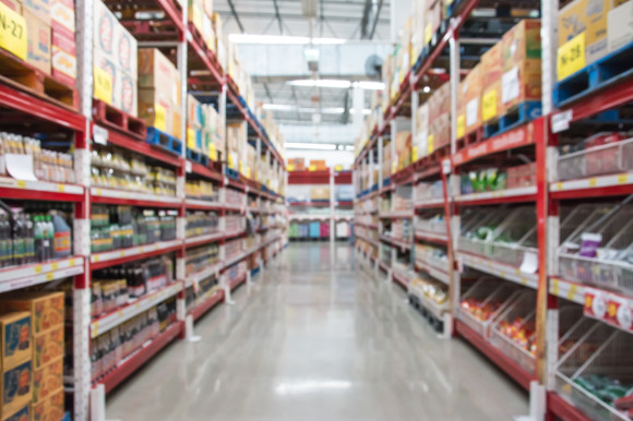 cumparatori vitrine magazin supermarket shutterstock_564883825