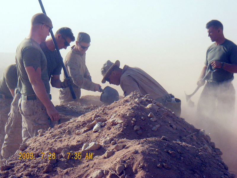 U.S. Marines Recover 1991 Crashed F/A-18 In Iraq