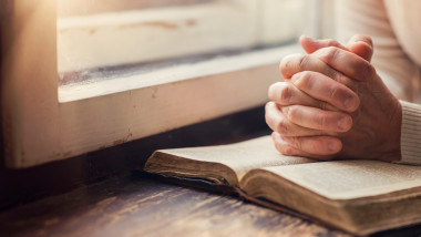 shutterstock biblie rugaciune credincios
