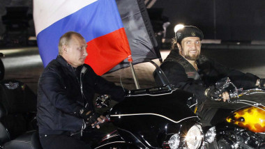 Vladimir Putin și Alexander Zaldostanov, liderul clubului de motocicliști „Lupii Nopții”.