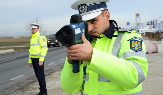 Un șofer de 21 de ani a fost prins conducând cu aproape 200 km/oră, în localitate