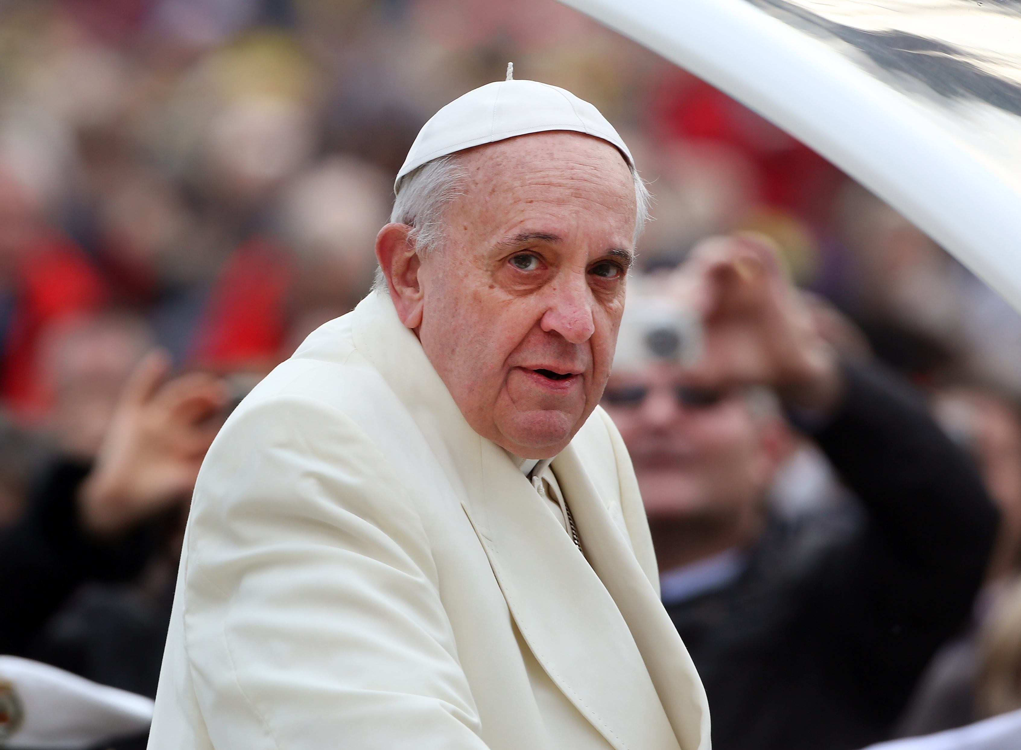 Contul de Instagram al Papei Francisc recidivează: a dat "Like" unui model în costum de baie