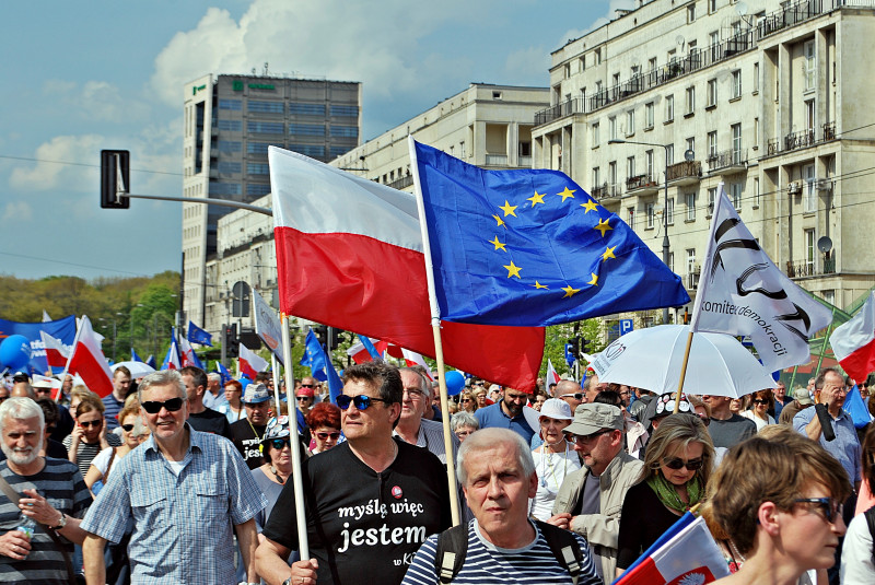 polonia steag polonez ue manifestatie shutterstock_634718072