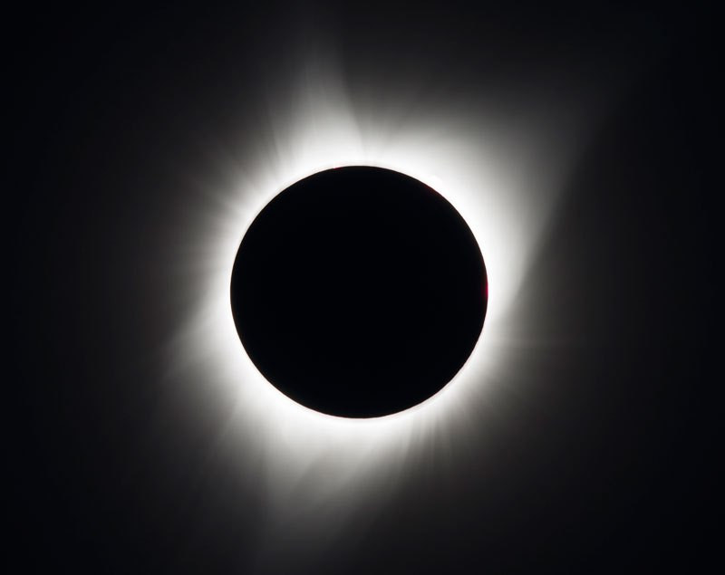 Cum ne protejam ochii daca vrem sa urmarim o eclipsa de Soare? Recomandarile unui medic oftalmolog