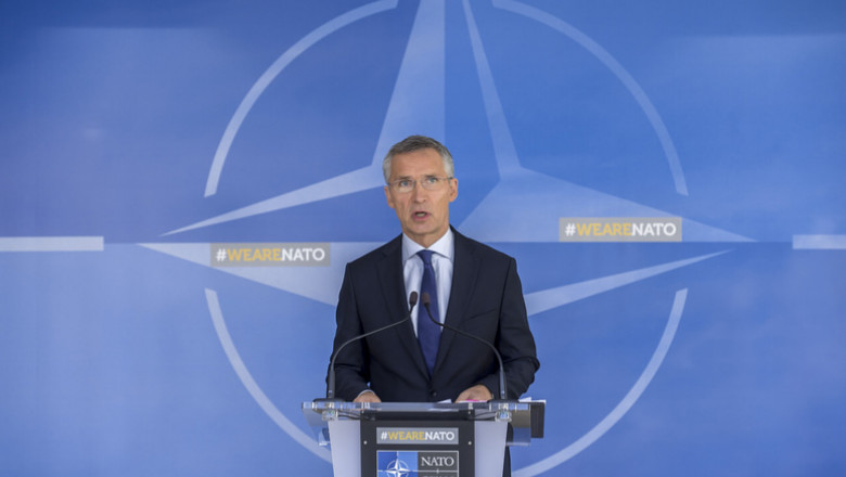 jens stoltenberg cu sigla nato in spate