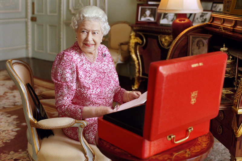 New Image Of The Queen By Mary McCartney Released