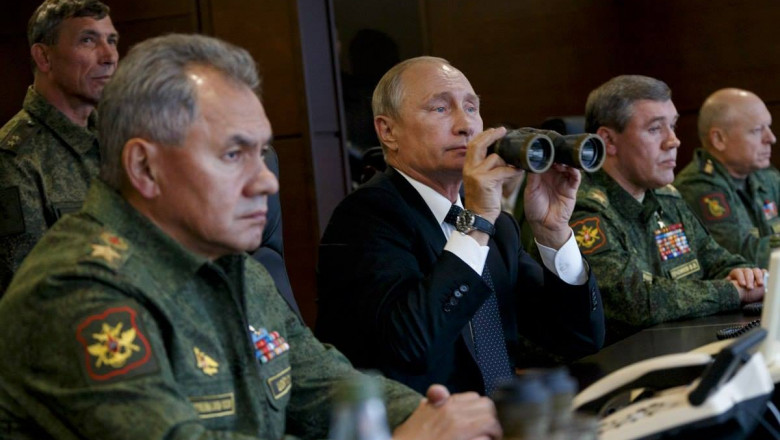 Vladimir Putin urmărește exercițiile militare pe poligonul Lujchi. Foto: Ministerul Apărării din Rusia