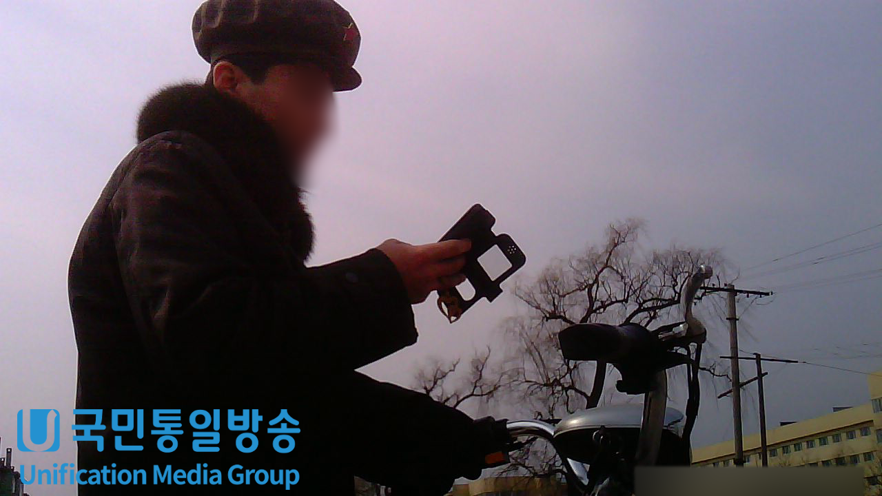 phone policeman blurred face2 logo moved