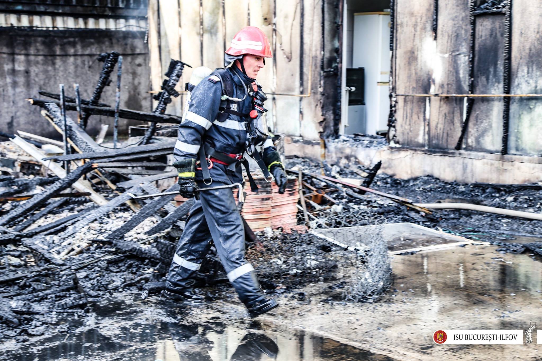 pompieri incendiu azil FB.jpg 8
