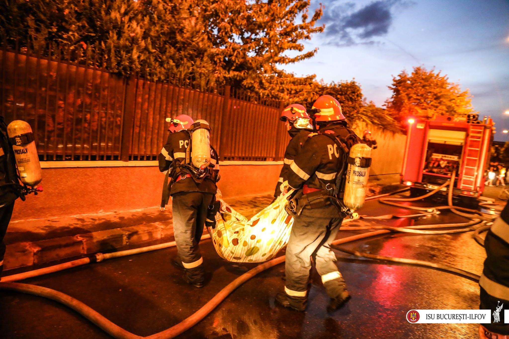 pompieri incendiu azil FB.jpg 14