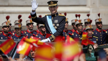 regele felipe al spaniei saluta multimea la ceremonia de incoronare