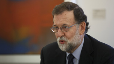 Mariano Rajoy vorbeste cu un interlocutor.