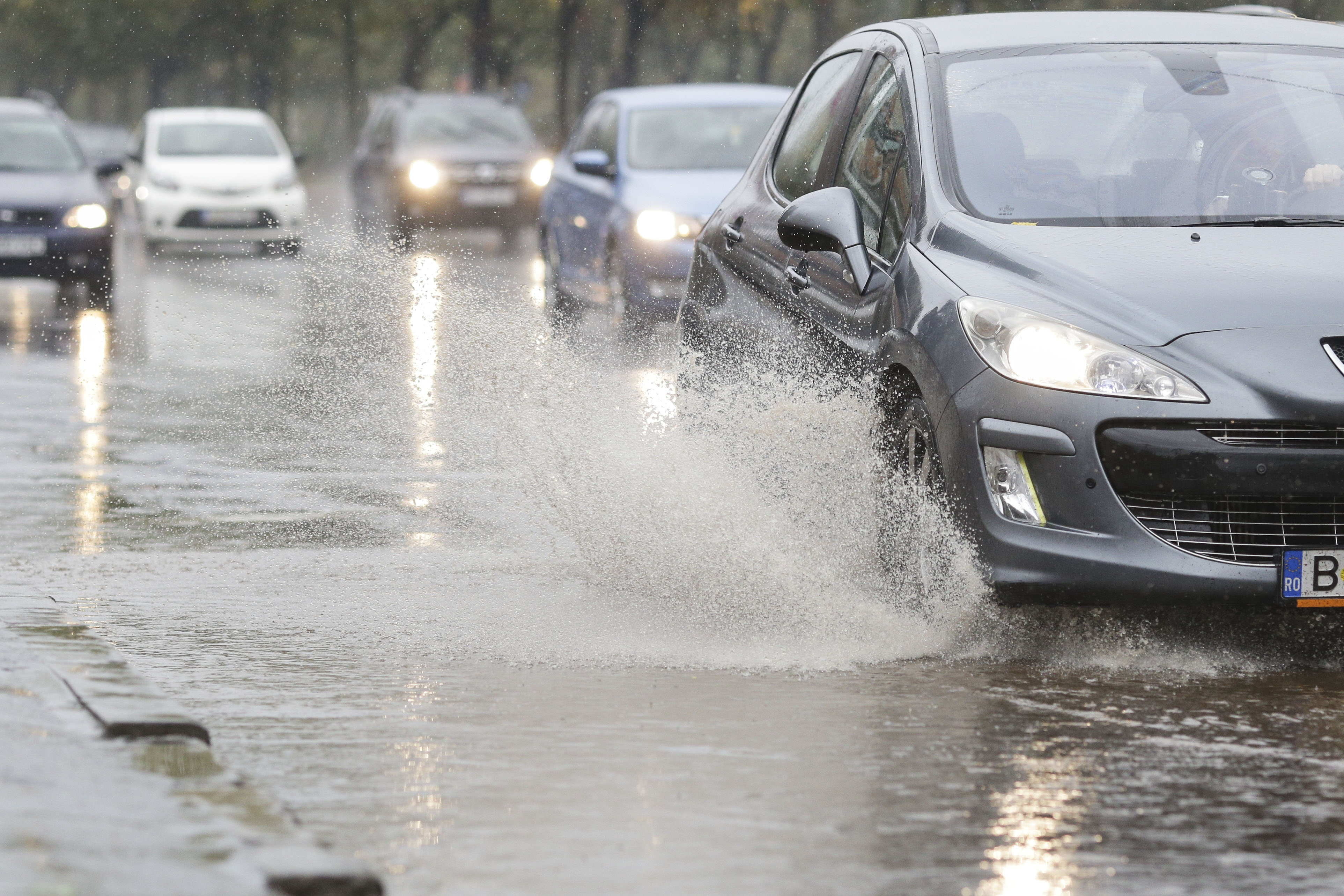 HARTĂ Noi avertizări meteo de ploi torențiale. Un județ intră sub cod portocaliu. Vestul țării e sub cod galben