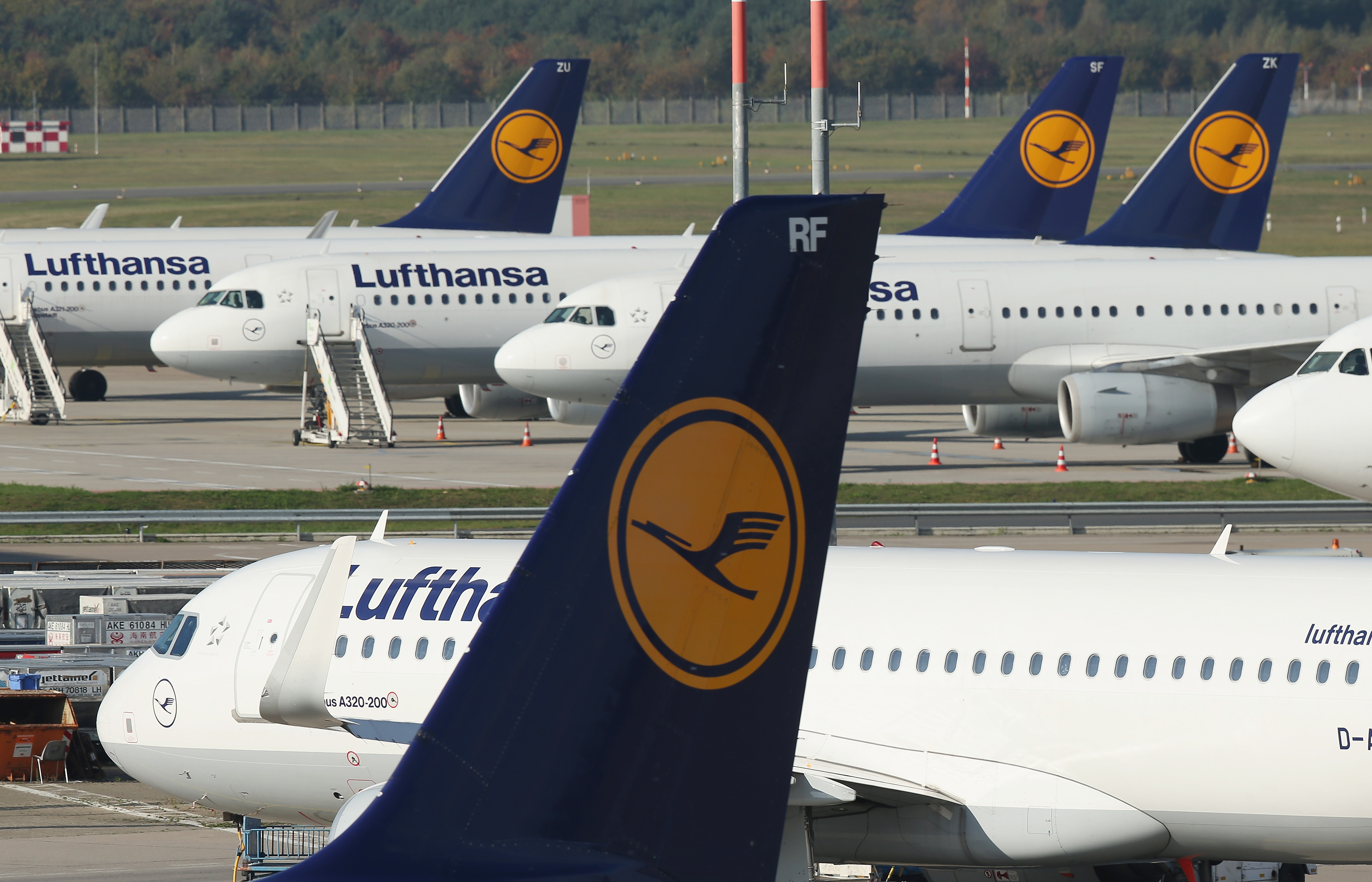 Sute de zboruri Lufthansa au fost anulate joi din cauza grevei piloţilor şi a însoţitorilor de bord
