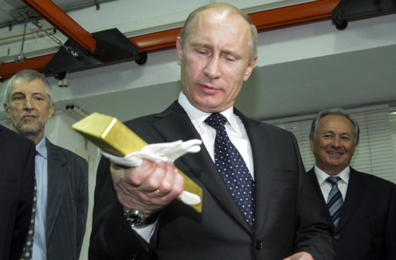 Russian Prime Minister Vladimir Putin (C
