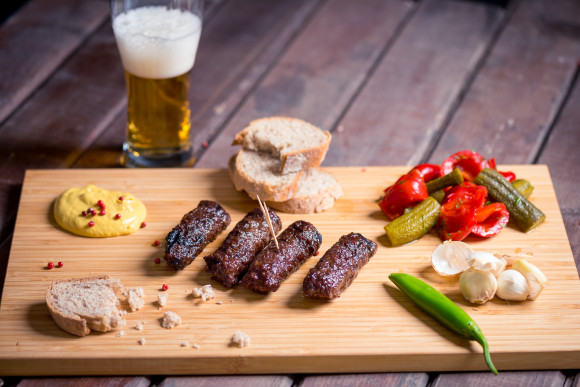 mici usturoi mancare romaneasca bere