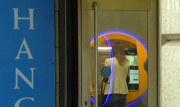 O femeie a fost reţinută după ce a retras bani dintr-un bancomat cu un card găsit pe stradă