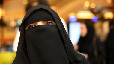 femeie purtând burqa