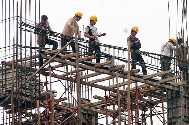 Restrictiile privind salarizarea minima a muncitorilor straini, eliminate