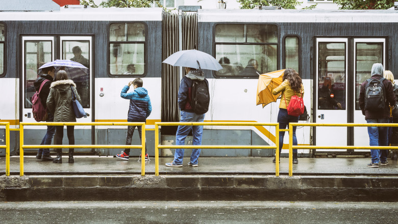 bucuresteni in ploaie tramvai umbrela