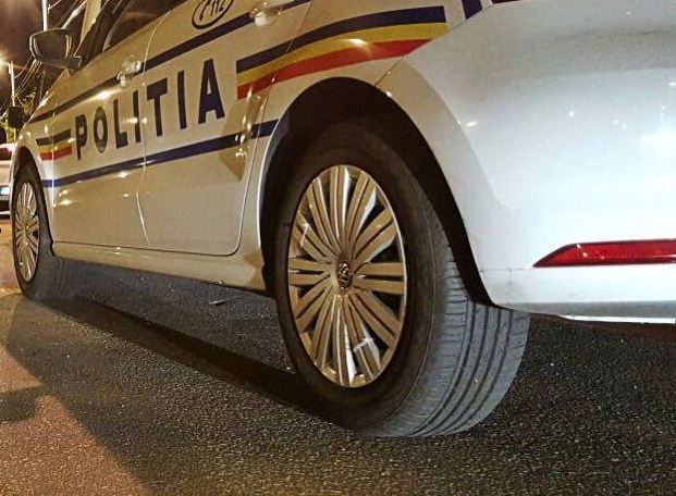 Un polițist a fost reținut după ce a lovit cu mașina două persoane, apoi a fugit. Este suspectat că băuse alcool