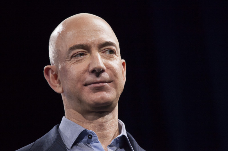 Jeff Bezos este fondatorul Amazon si este considerat cel mai bogat om din lume